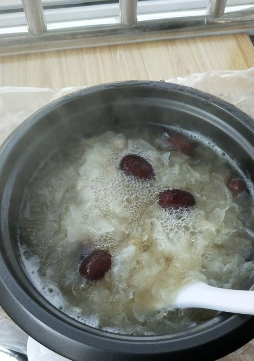 银耳莲子百合粥怎么做？有哪些健康益处？
