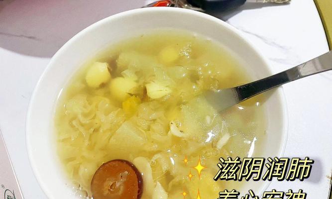 银耳莲子百合汤怎么做？有哪些健康益处？