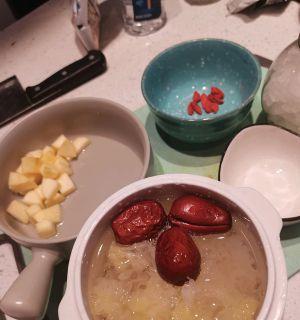 银耳莲子百合枸杞羹怎么做？有哪些健康益处？