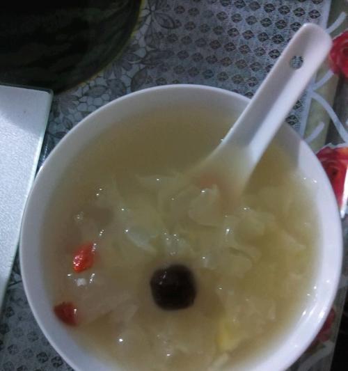 银耳莲子百合枸杞羹怎么做？有哪些健康益处？