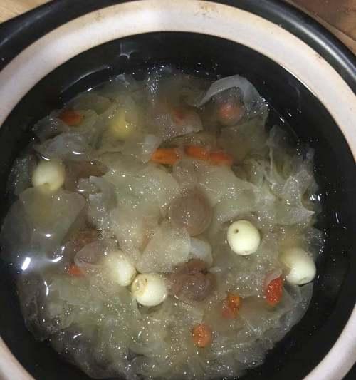 银耳莲子百合枸杞羹怎么做？有哪些健康益处？
