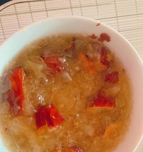 银耳莲藕红枣羹怎么做？有哪些健康益处？