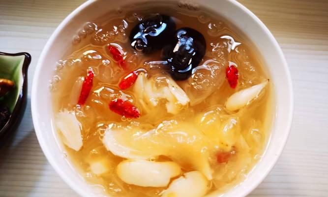 银耳莲藕红枣羹怎么做？有哪些健康益处？