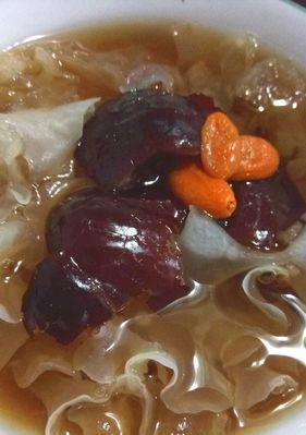 银耳莲藕红枣羹怎么做？有哪些健康益处？