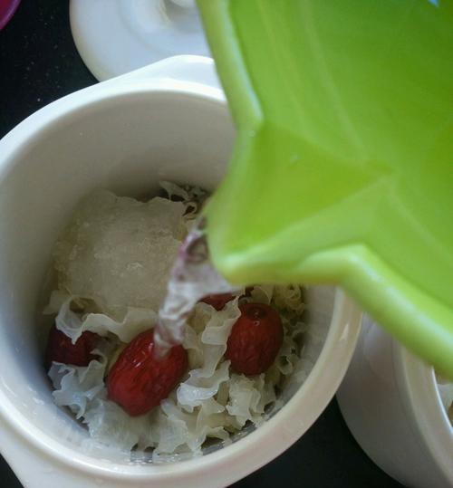 银耳梨子红枣汤怎么做？有哪些健康益处？