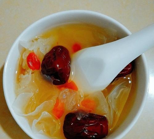 银耳梨子红枣汤怎么做？有哪些健康益处？