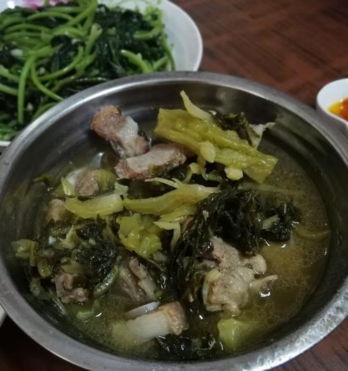 银耳苦瓜咸菜瘦肉汤怎么做？有哪些健康益处？