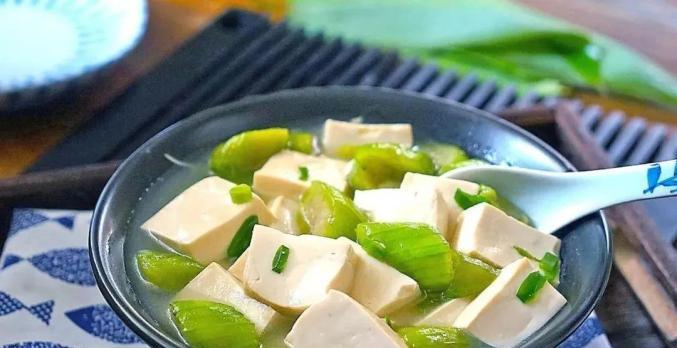 银耳苦瓜咸菜瘦肉汤怎么做？有哪些健康益处？