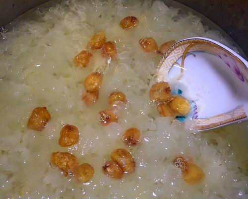 银耳花生牛奶汤怎么做？有哪些健康益处？