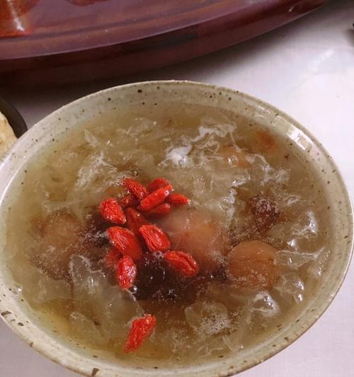 银耳红枣桃胶羹怎么做？有哪些健康益处？