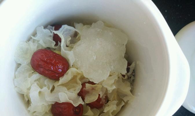 银耳红枣苹果汤怎么做？有哪些健康益处？