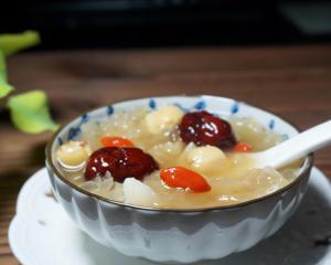 银耳红枣莲子百合羹怎么做？有哪些健康益处？