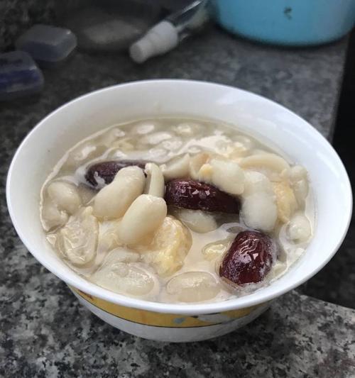 银耳红枣花生汤怎么做？有哪些健康益处？