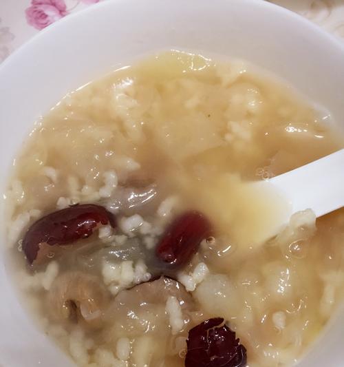 银耳红枣花生汤怎么做？有哪些健康益处？