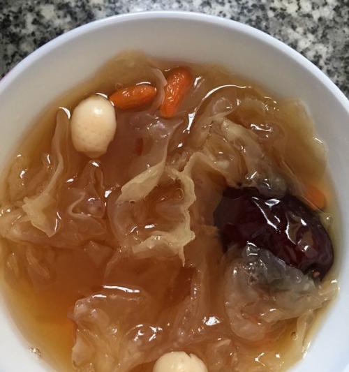 银耳红枣花生汤怎么做？有哪些健康益处？
