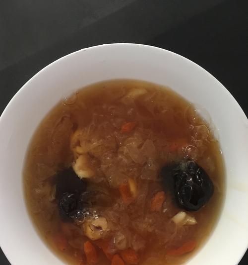 银耳红枣桂圆糖水怎么做？有哪些健康益处？