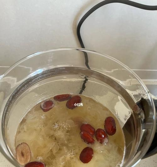 银耳红枣桂圆羹怎么做？有哪些健康益处？