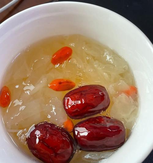 银耳红枣枸杞羹怎么做？有哪些健康益处？