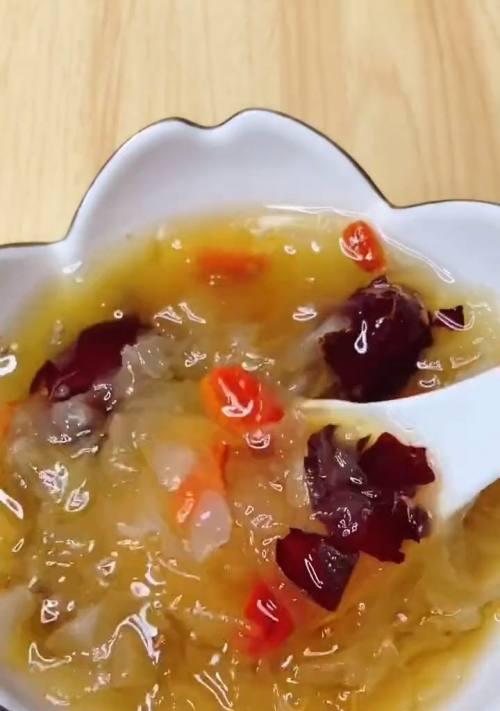 银耳红枣枸杞羹怎么做？有哪些健康益处？