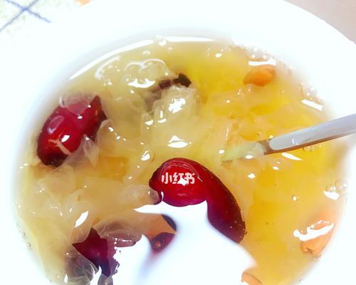 银耳红枣枸杞羹怎么做？有哪些健康益处？