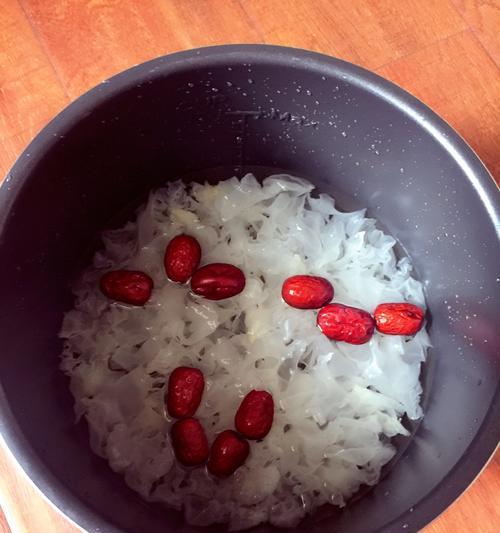 银耳红枣羹怎么做？有哪些健康益处？