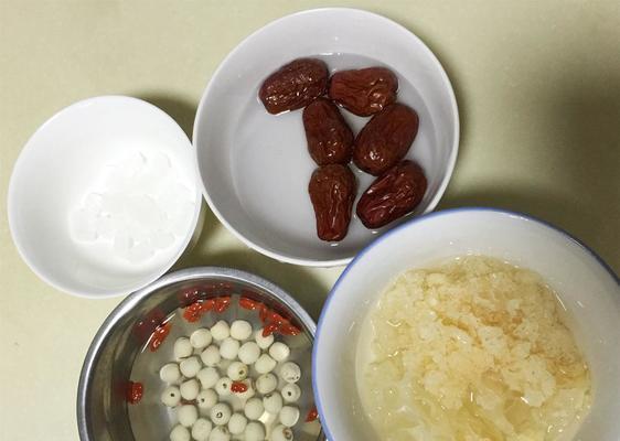 银耳红枣蜂蜜羹怎么做？有哪些健康益处？