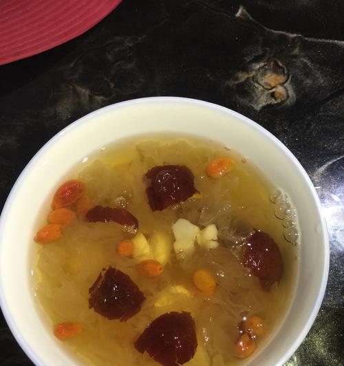银耳桂圆红枣羹怎么做？有哪些健康益处？