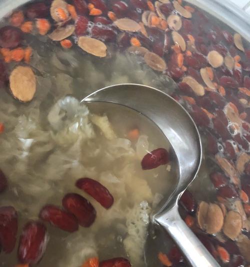 银耳枸杞粥怎么做？有哪些健康益处？