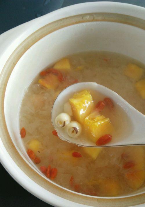 银耳枸杞炖木瓜的做法是什么？有哪些健康益处？