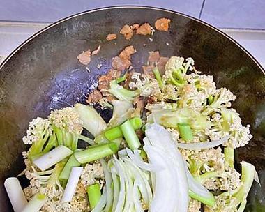 银耳炒菜花怎么做？步骤和技巧有哪些？