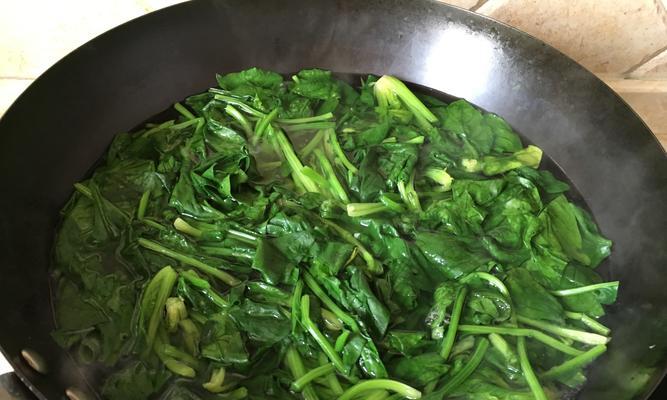 银耳炒菠菜怎么做？有哪些步骤和技巧？