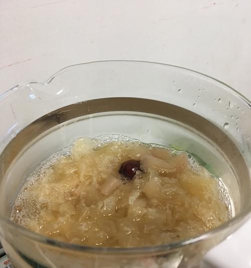 银耳冰糖山楂糖水怎么做？有哪些健康益处？