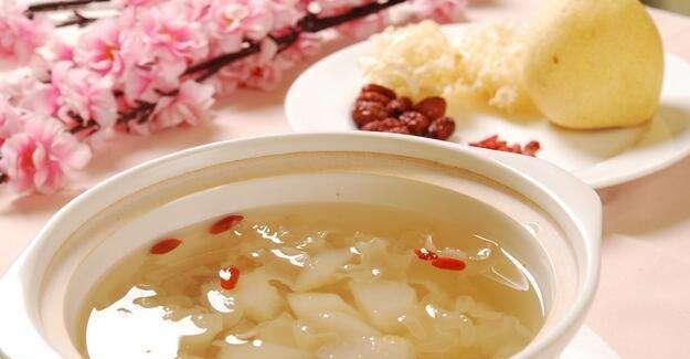 银耳冰糖山楂糖水怎么做？有哪些健康益处？
