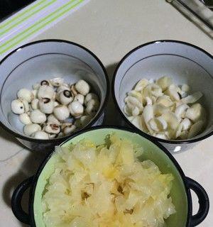 银耳百合粥怎么做？有哪些健康益处？