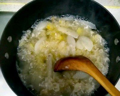 银耳百合雪梨红枣汤怎么做？有哪些健康益处？