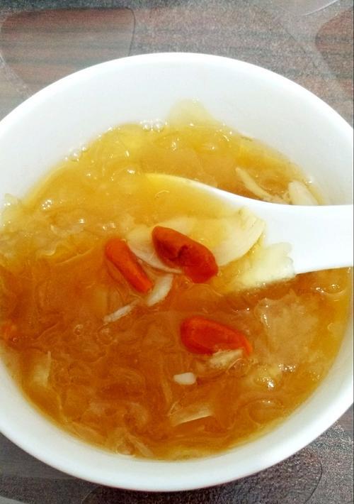 银耳百合雪梨羹怎么做？有哪些健康益处？