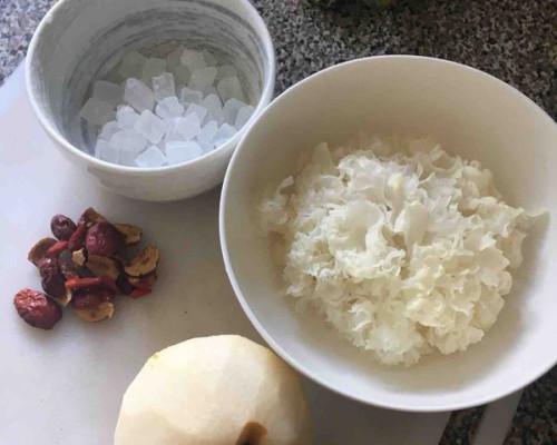银耳百合雪梨羹怎么做？有哪些健康益处？