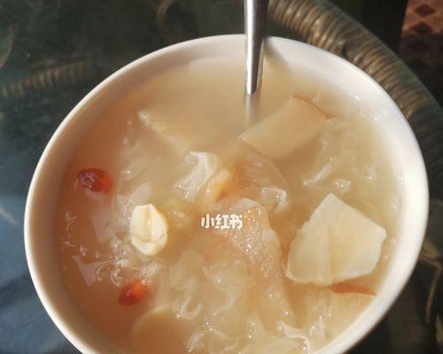 银耳百合莲子汤怎么做？有哪些健康益处？