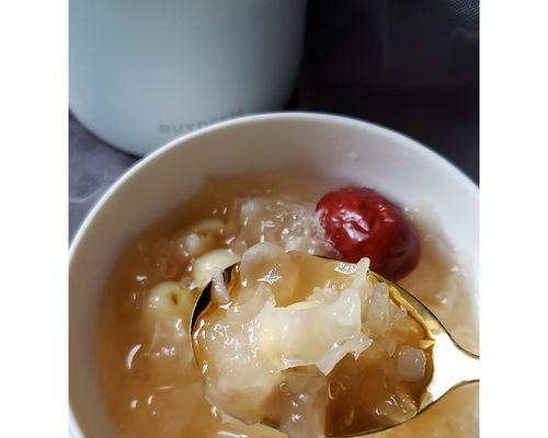 银耳百合莲子汤怎么做？有哪些健康益处？