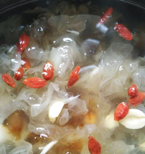 银耳百合莲子红枣枸杞羹怎么做？有哪些健康益处？