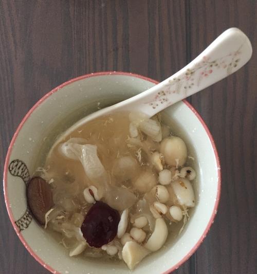 银耳百合莲子羮怎么做？有哪些健康益处？