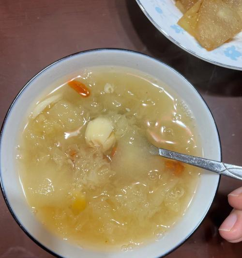 银耳百合红枣羹怎么做？有哪些健康益处？