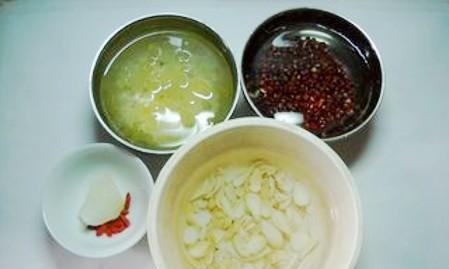 银耳百合红豆汤怎么做？有哪些健康益处？