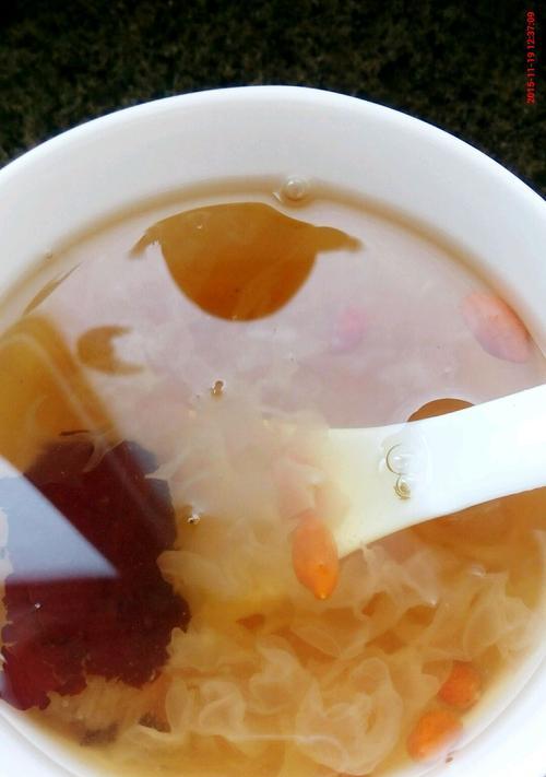 银耳百合炖红枣怎么做？有哪些健康益处？