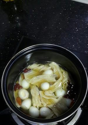 银耳鹌鹑蛋糖水怎么做？有哪些步骤和技巧？