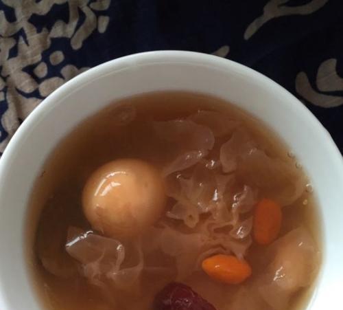 银耳鹌鹑蛋瘦肉汤怎么做？有哪些健康益处？