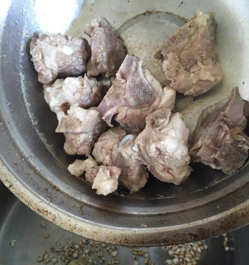 薏米茅根排骨胡萝卜汤怎么做？有哪些健康益处？