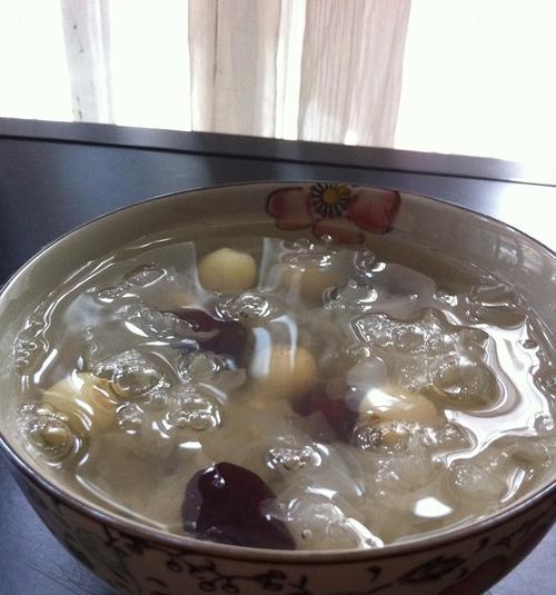 薏米莲子百合银耳汤怎么做？有哪些健康益处？