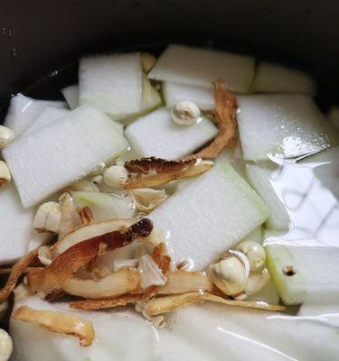 薏米冬瓜骨汤怎么做？有哪些健康益处？