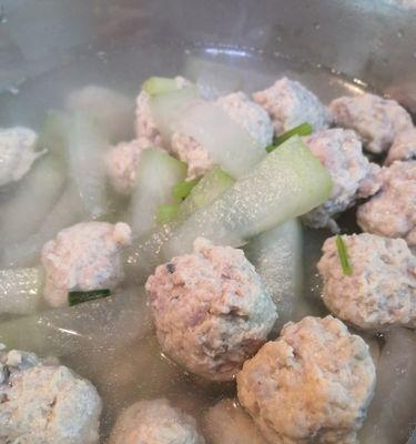益母草肉丸汤怎么做？有哪些健康益处？